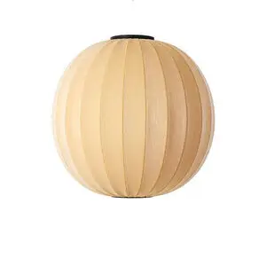 Rund loftlampe med strikket, lys overflade og sort monteringsdel. Designet af ISKOS-BERLIN.